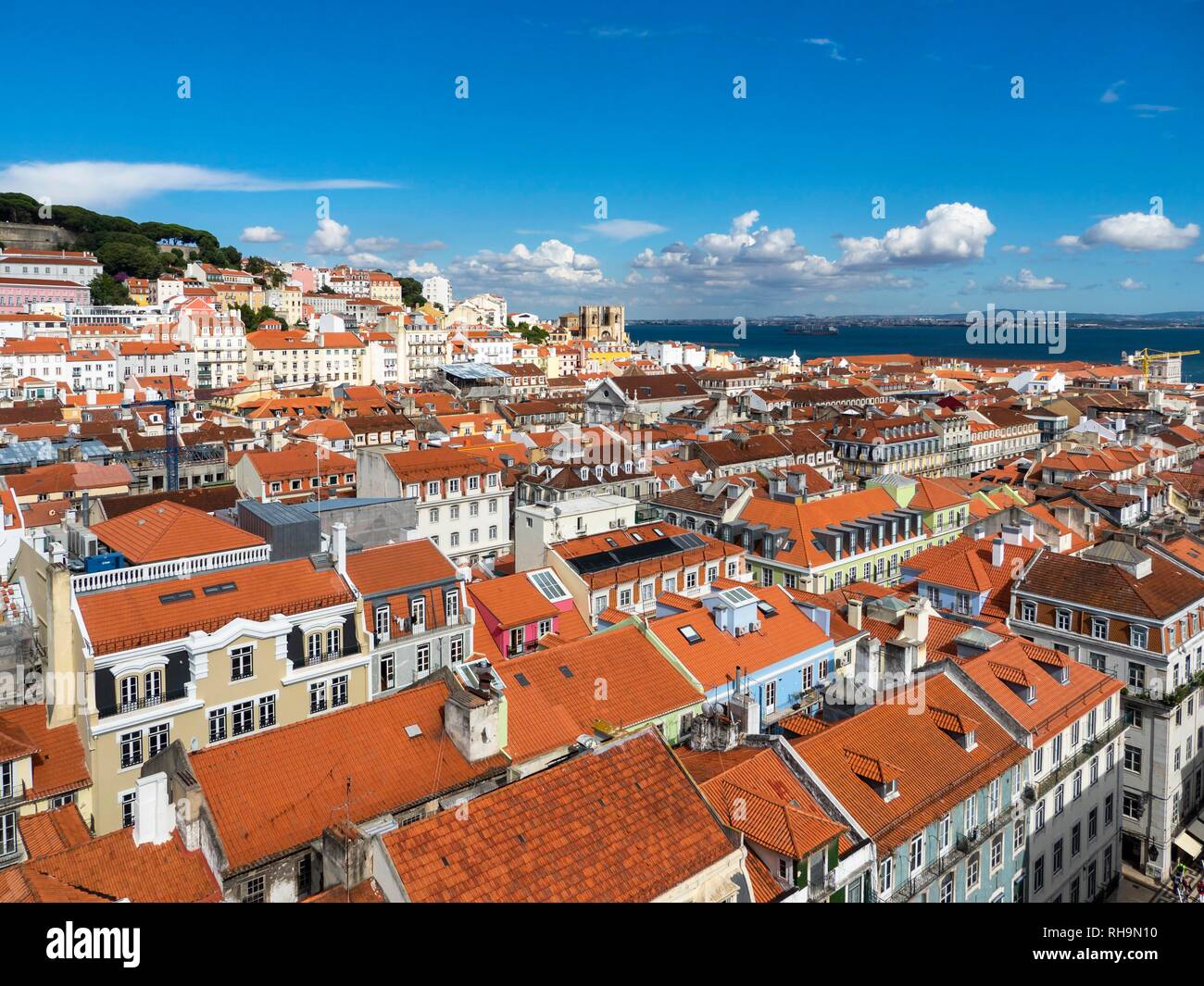 Vista sulla città e il Castelo de São Jorge, Baixa, Lisbona, Portogallo Foto Stock