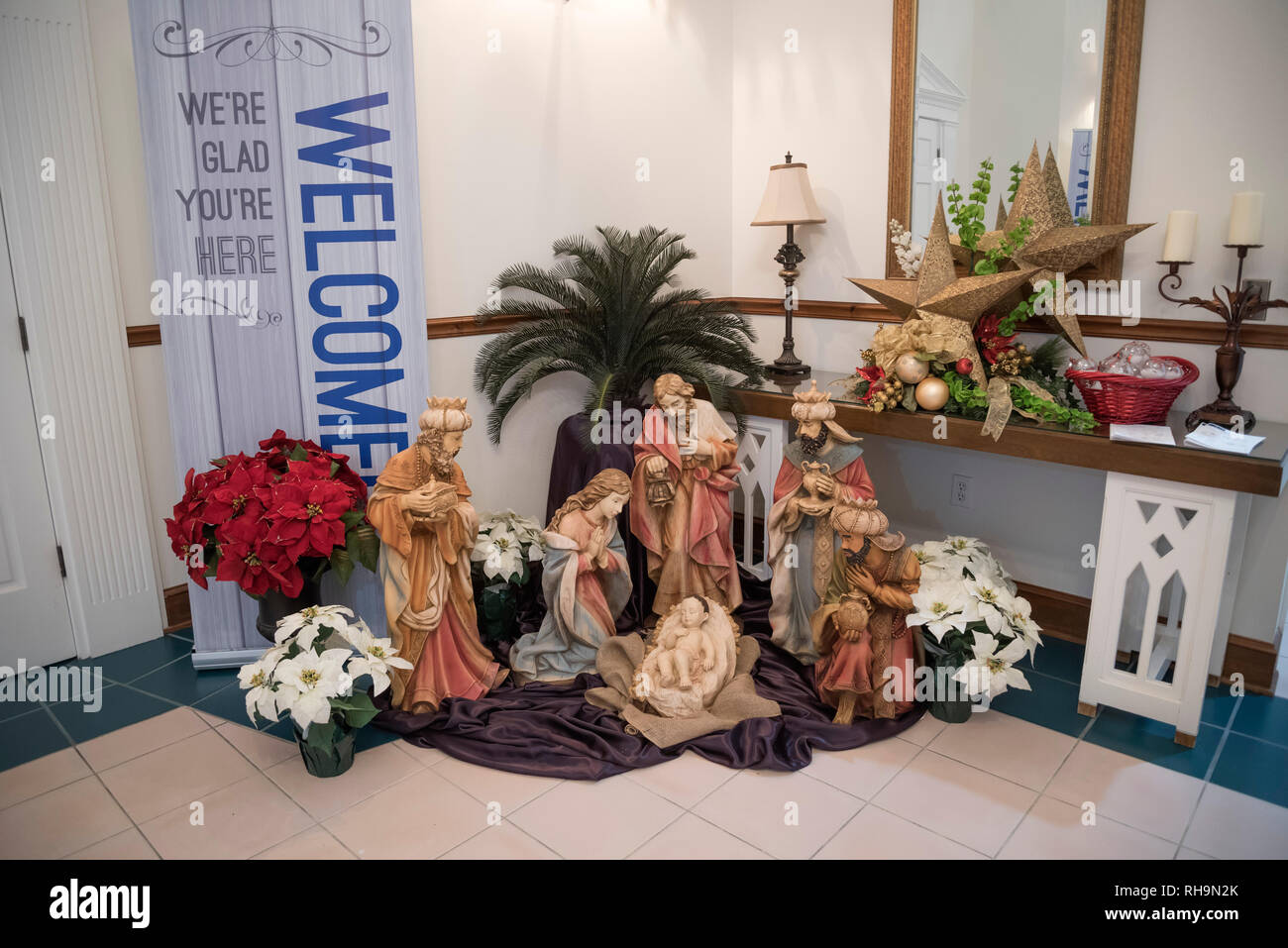 Una Natività scena di Natale presso la prima chiesa battista di alta Springs Florida è impostato nel foyer d'ingresso al santuario principale il giorno di Natale. Foto Stock
