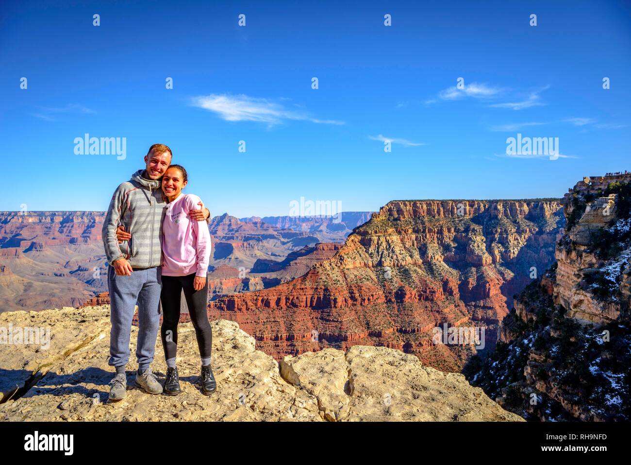 Giovane abbraccia di fronte al gigantesco gola del Grand Canyon, vista da Rim Trail, tra Mather Point e Yavapai Point Foto Stock