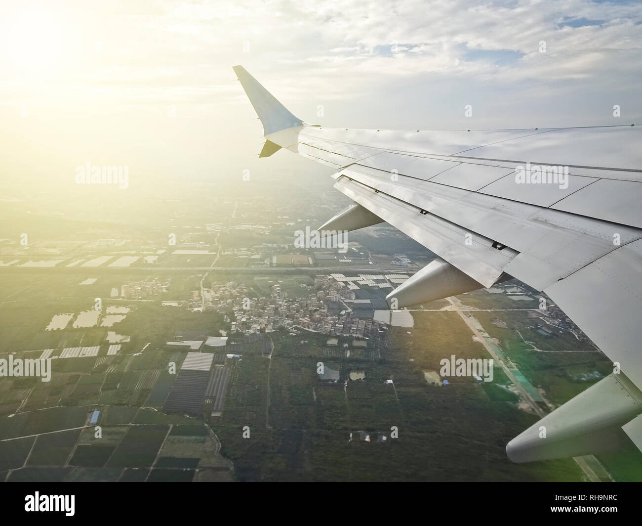 La vista dalla finestra di un aereo che decolla con un'ala - un volo sopra la città. Foto Stock