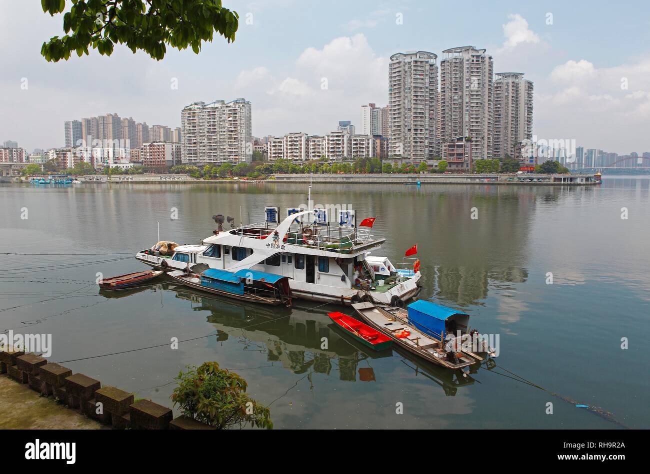 Vista dalla città di pescatori Diao Yu Cheng all'escursione in barca e grattacieli residenziali, provincia Chongqing Cina Foto Stock