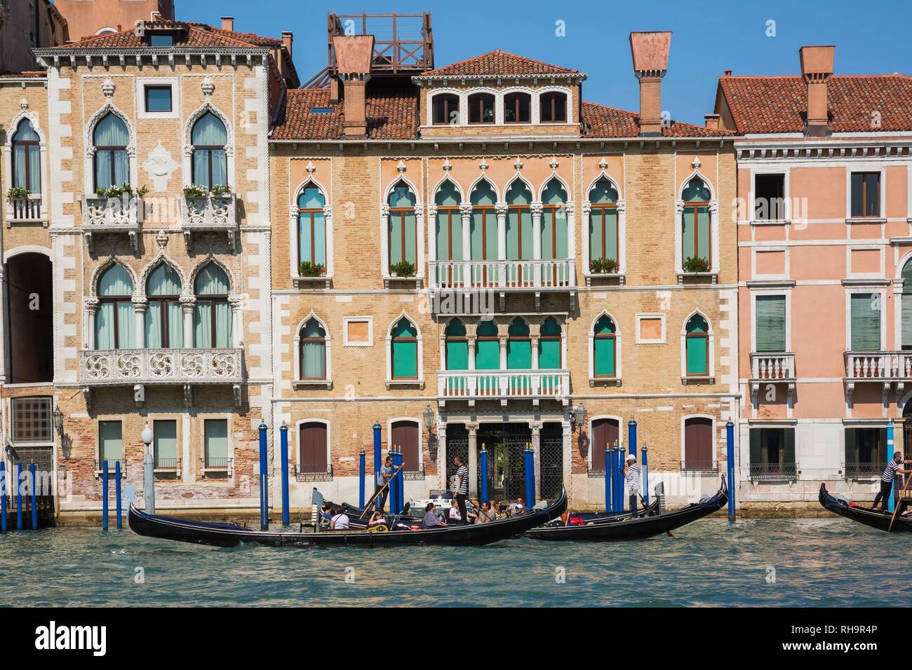 Gondole sul Canal Grande che passa nella parte anteriore del Rinascimento stile architettonico palazzo residenziale edifici, Venezia, Veneto, Italia Foto Stock