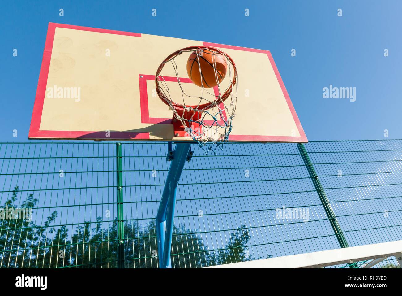 Street basketball, close-up del basket anello e sfera battenti nel cestello Foto Stock