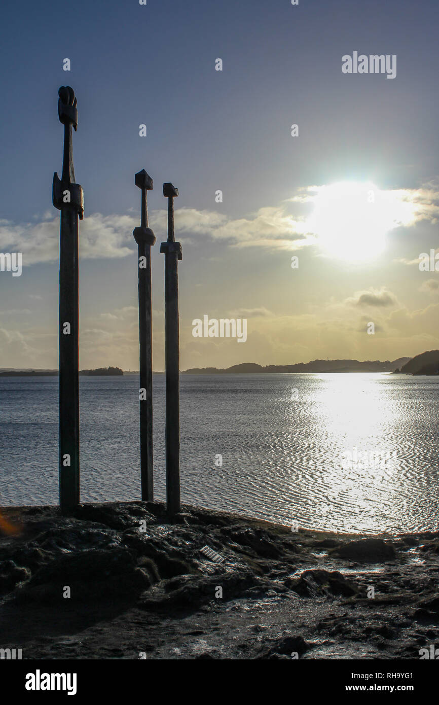 Tre spade di ferro in una roccia, sverd ho fjell durante il tramonto, Stavanger, Norvegia Foto Stock