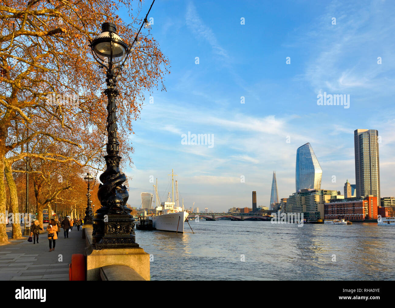 Londra, Inghilterra, Regno Unito. Il fiume Tamigi ed edifici sulla banca del sud si vede dal Victoria Embankment. Foto Stock