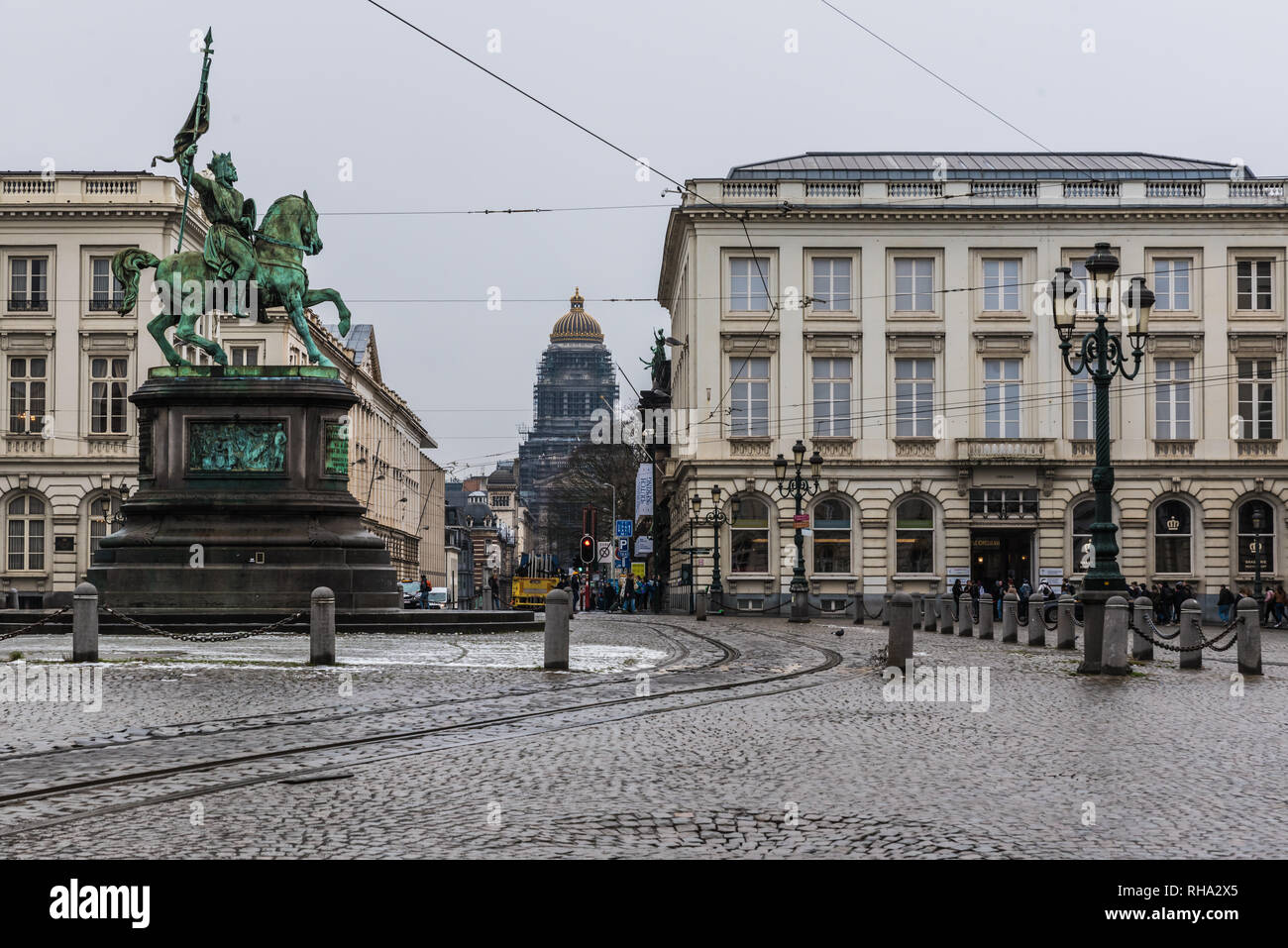 Bruxelles, Belgio - 02 01 2019: Royal Square con la statua, binari tranviari e la torre del palazzo di giustizia in background durante un freddo winterday Foto Stock