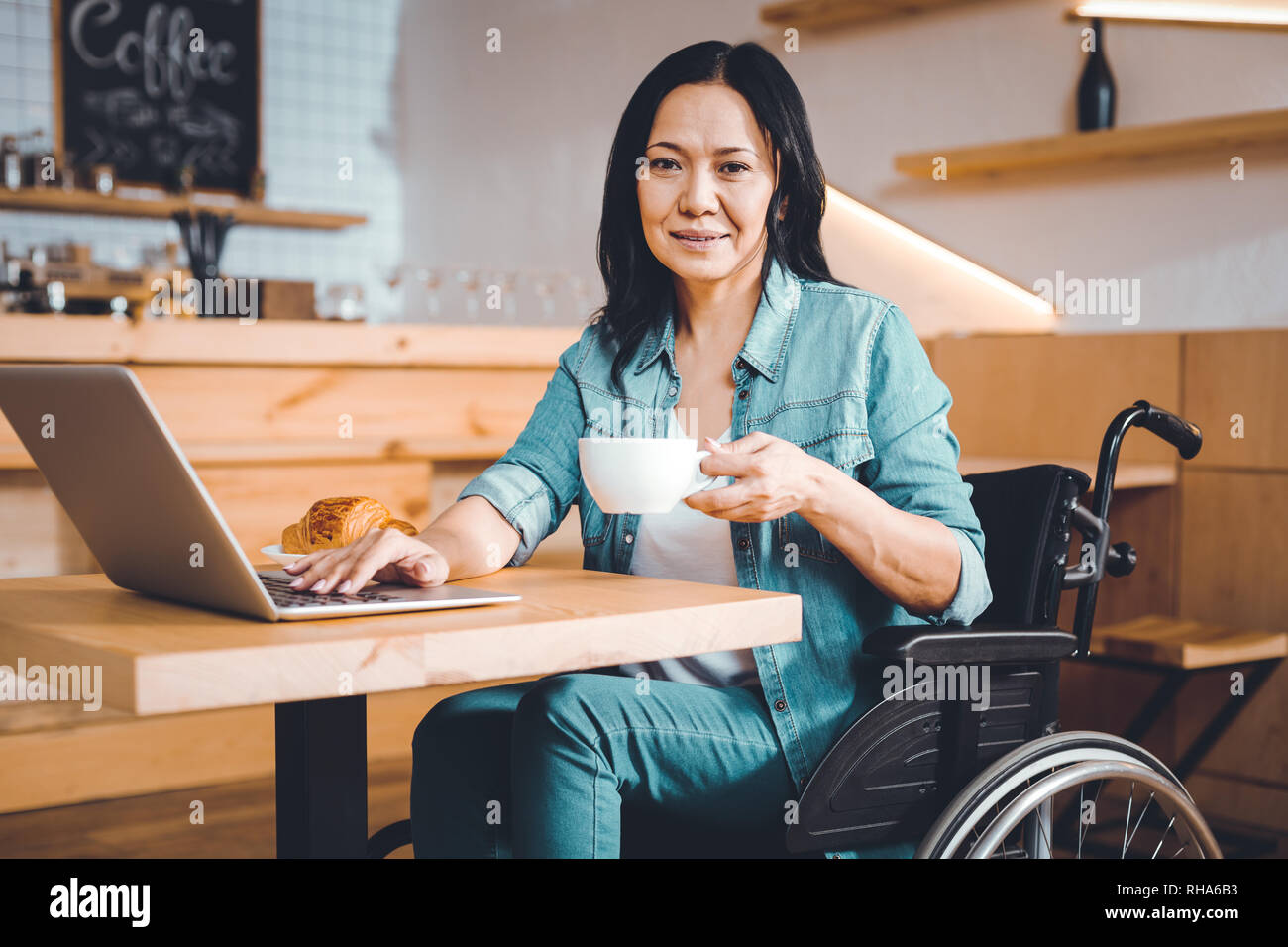 Donna disabile che lavora in modalità remota Foto Stock