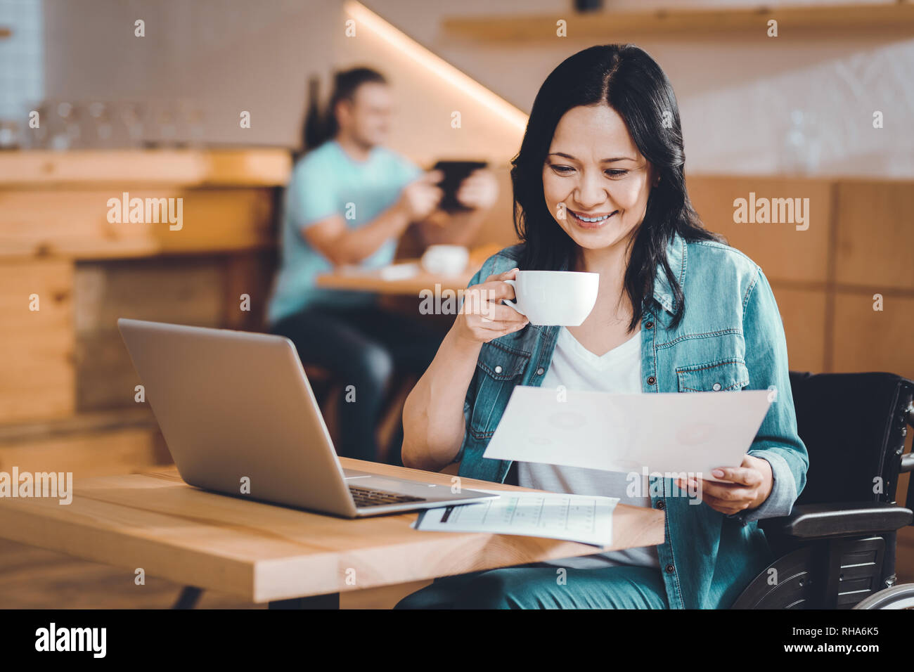 Bella Signora lettura un mese, rapporto Foto Stock