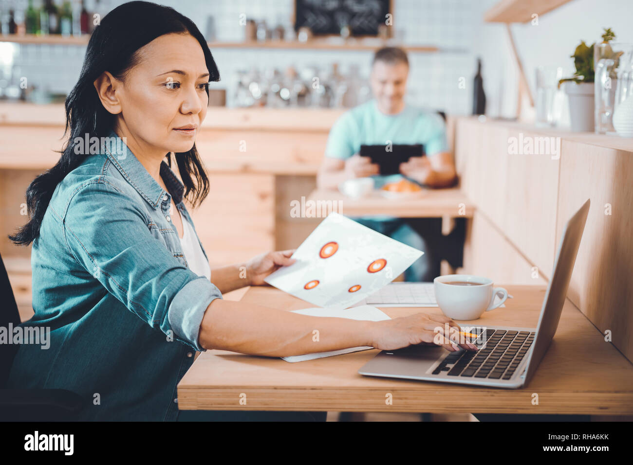 Occupato manager verificando i risultati di vendita Foto Stock