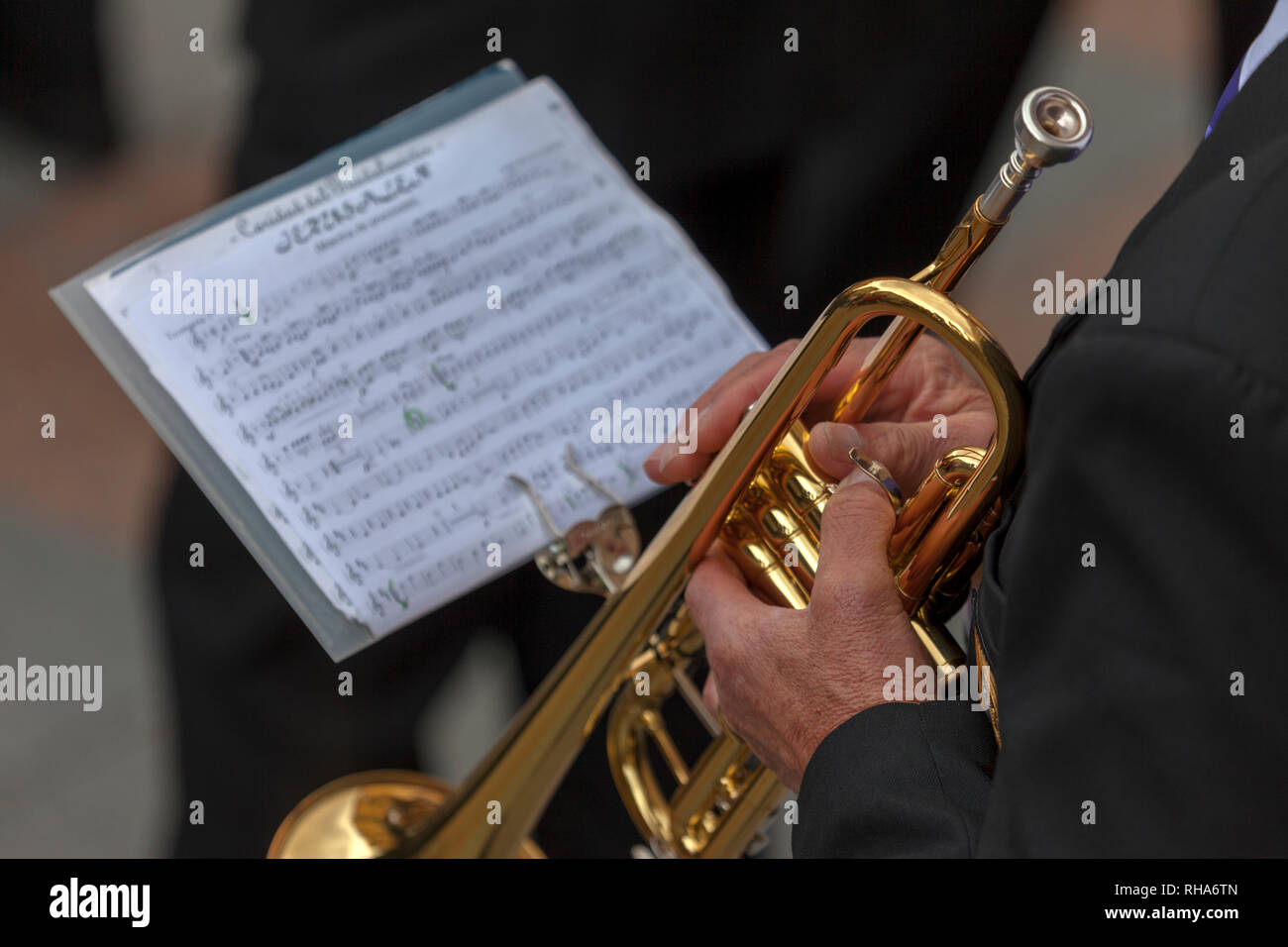Trombettista che suona in una processione di Semana Santa, Avila, Spagna Foto Stock