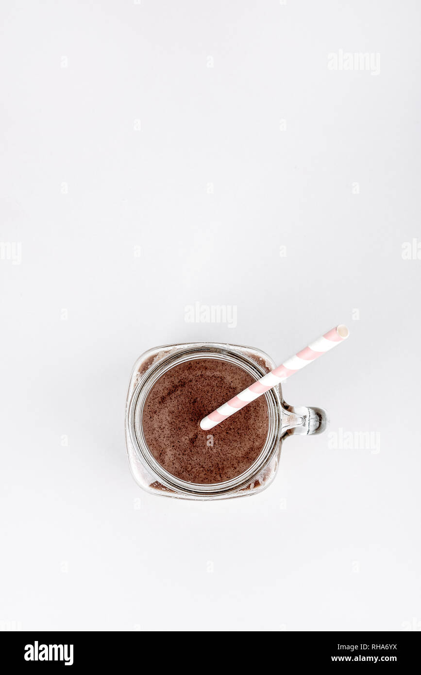 Protein Shake, smoothie con cioccolato e cacao in un recipiente su sfondo bianco Foto Stock