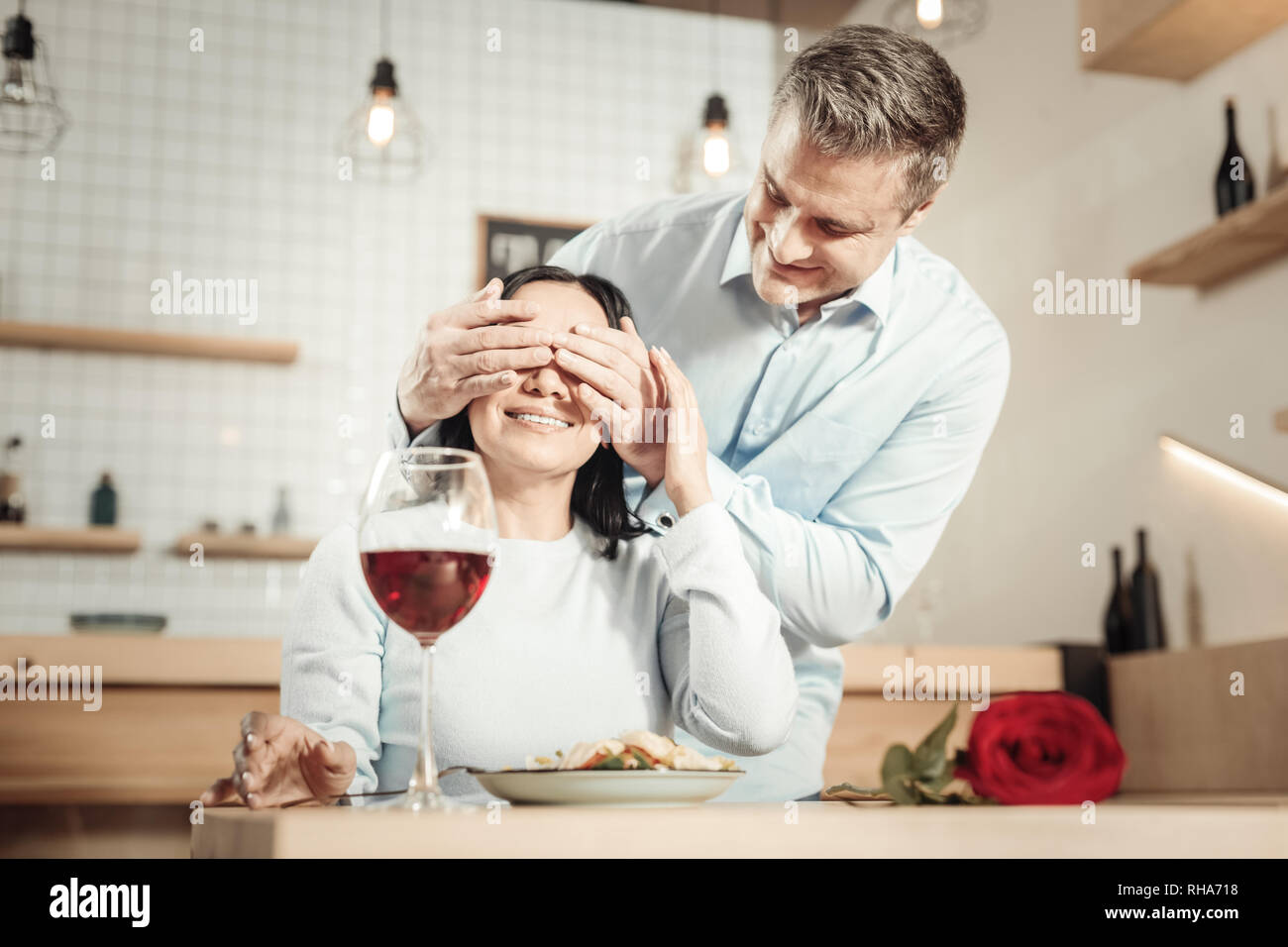 Uomo romantico prepara la cena per donna Foto Stock