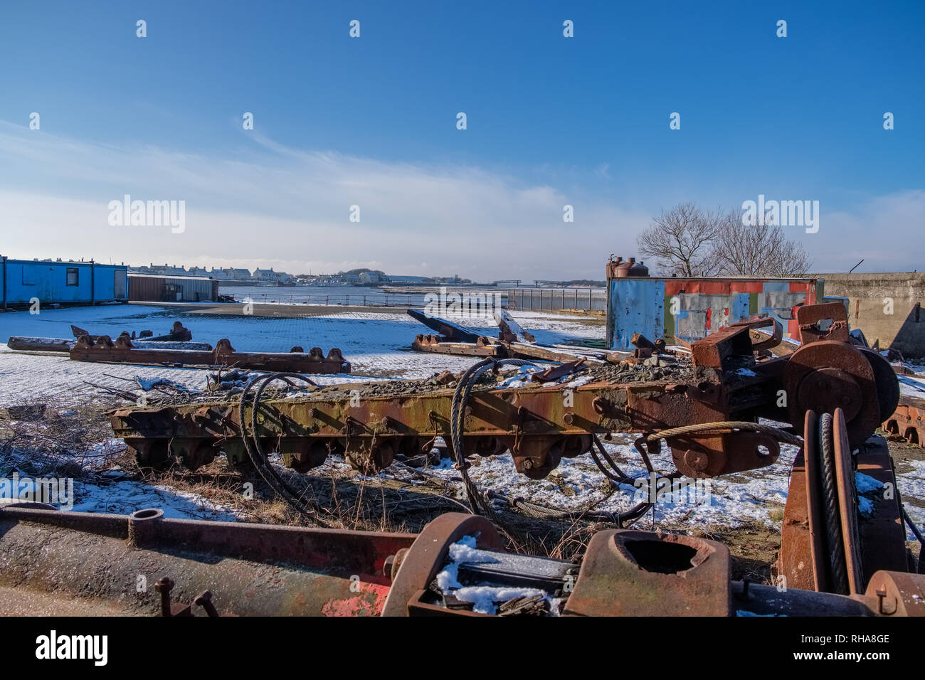 Porto di Irvine in inverno con i resti del vecchio porto attrezzature e avvolgimento di marcia e si affaccia sul porto e oltre Foto Stock