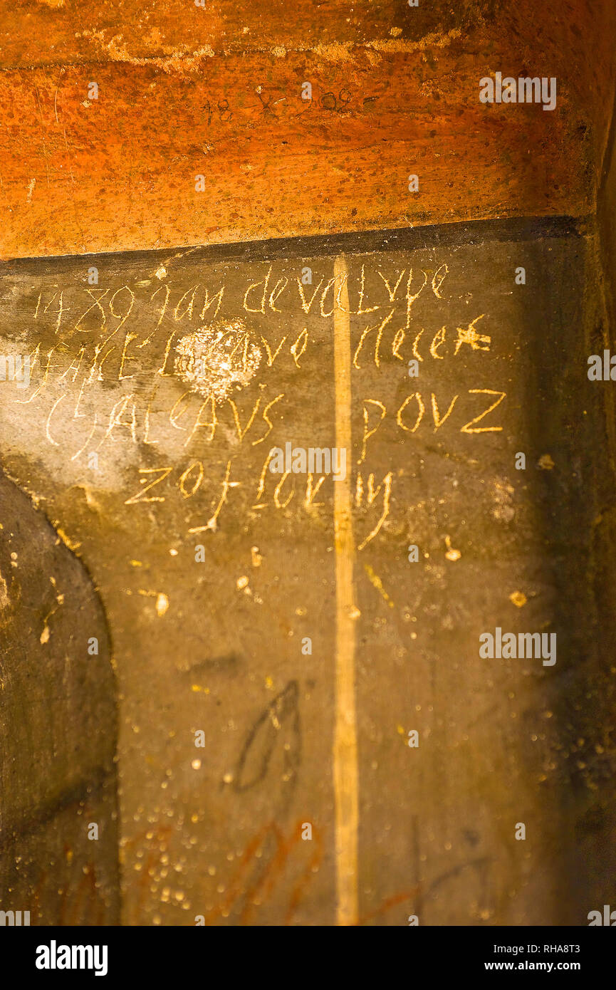 Italia Valle d'Aosta castello di Issogne scritti sui muri Foto Stock