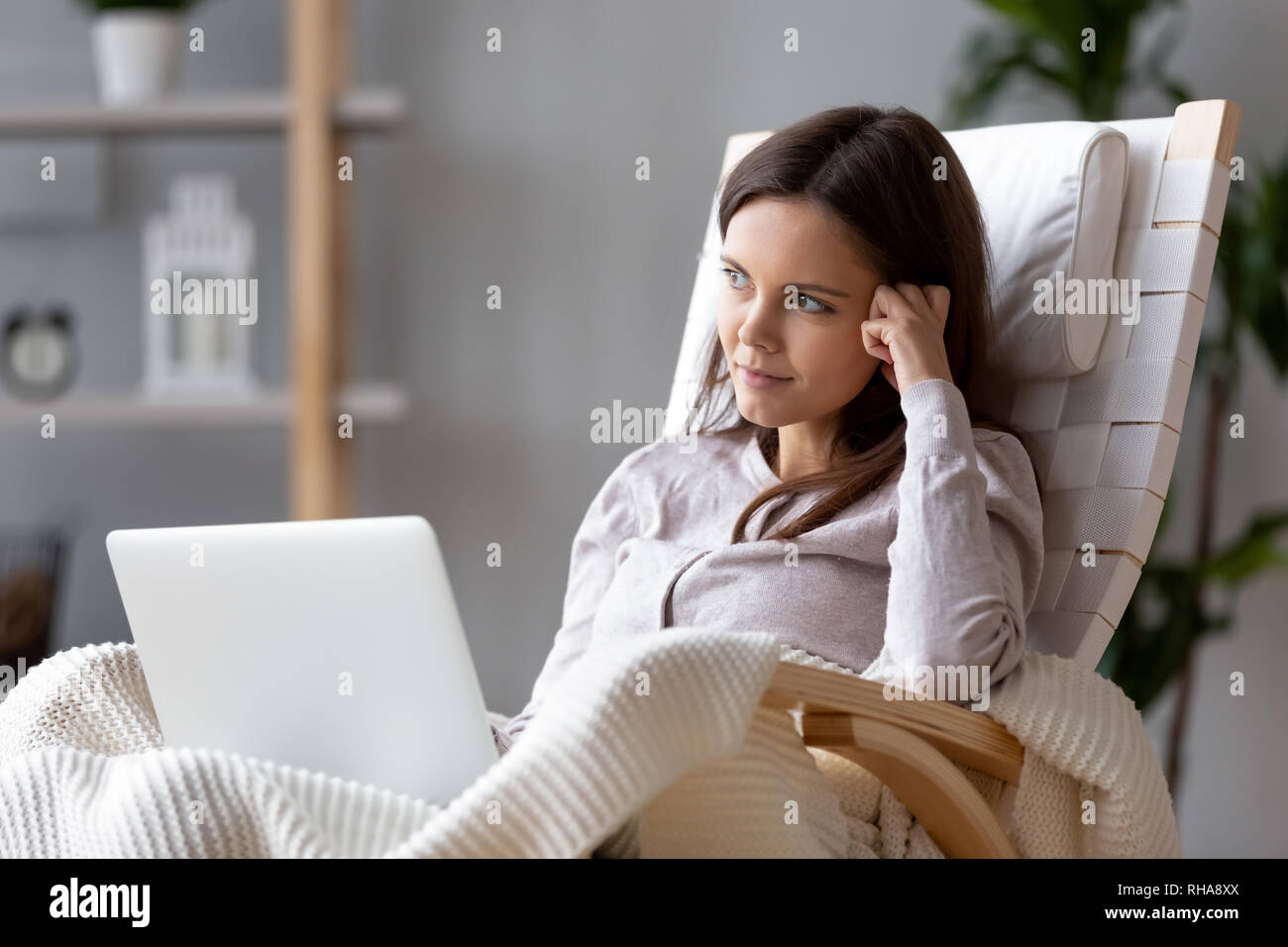 Donna sognante scrittore seduto nella sedia di pensare di nuova idea Foto Stock