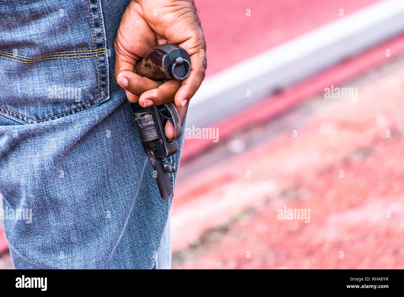A partire pistola in mano destra del maschio nero Starter a evento atletico. Il dito sul grilletto. Foto Stock