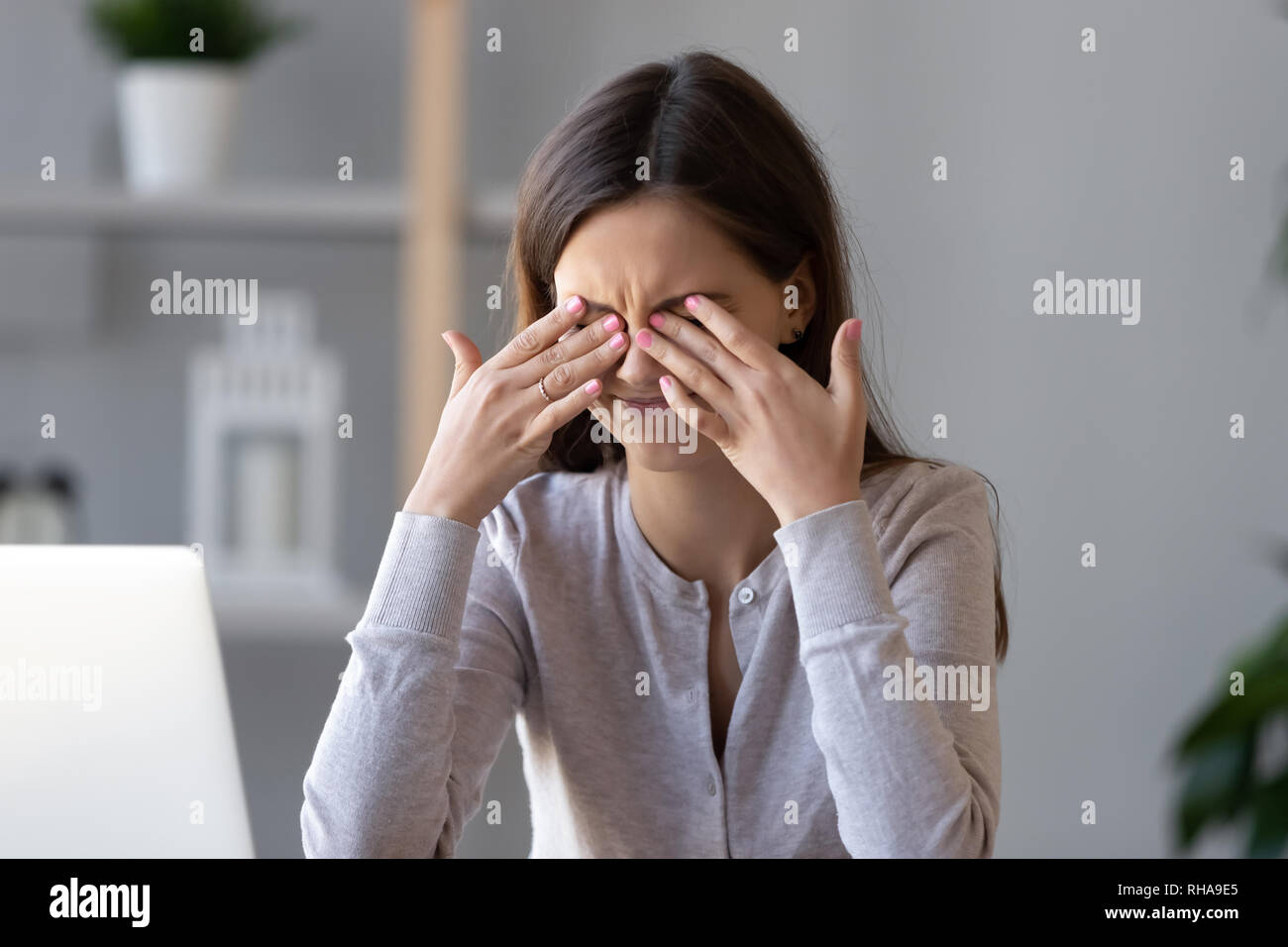 Stanco di teen girl sfregamento a secco gli occhi irritabile sentire tensione affaticamento degli occhi Foto Stock