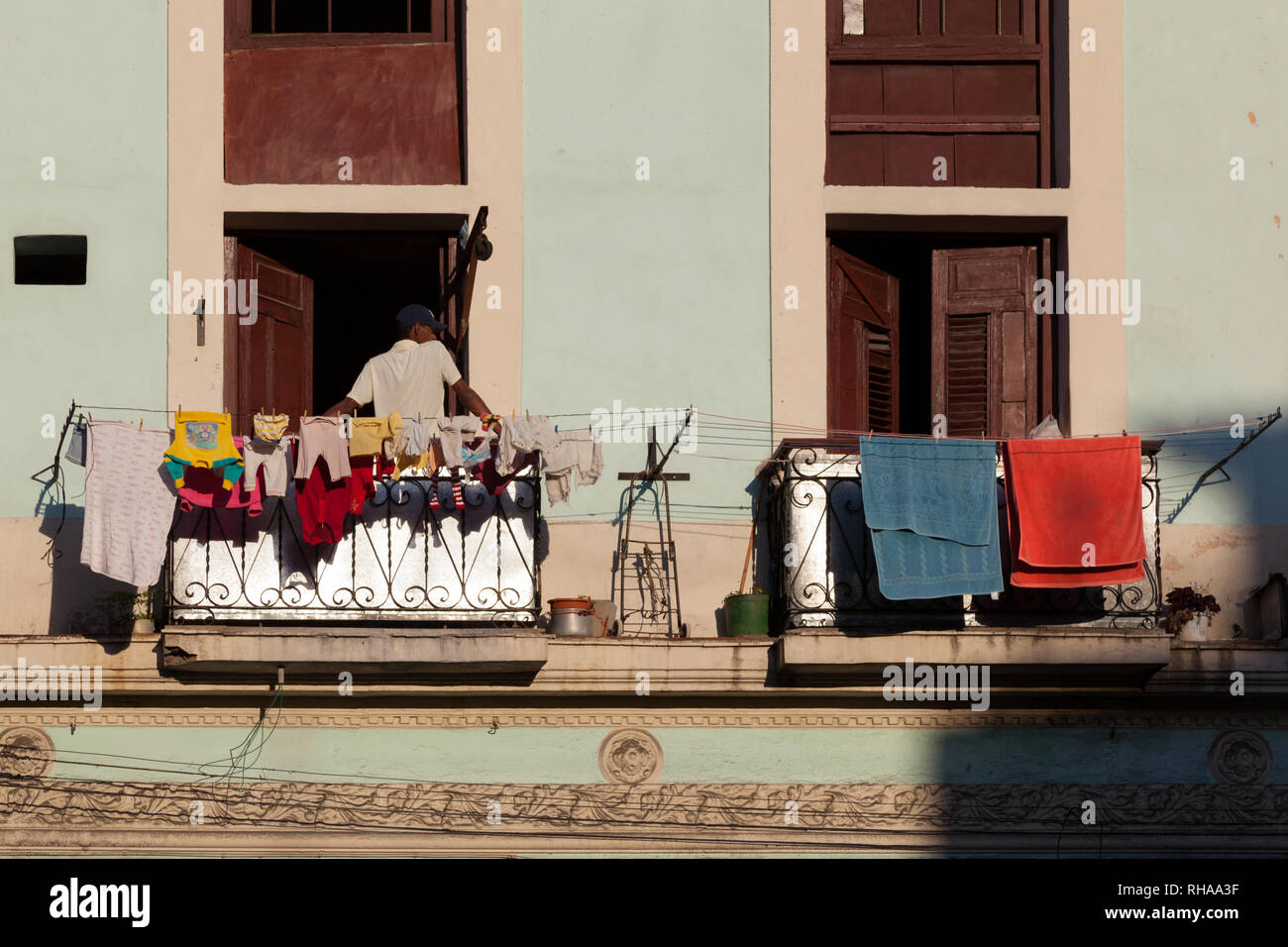 Cuban sul balcone di un vecchio stile Spagnolo a casa. Lavanderia Baby è appeso sul balcone Foto Stock