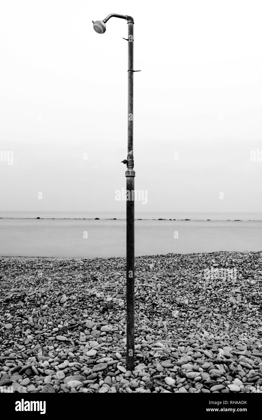 Doccia su una spiaggia di pietra Foto Stock