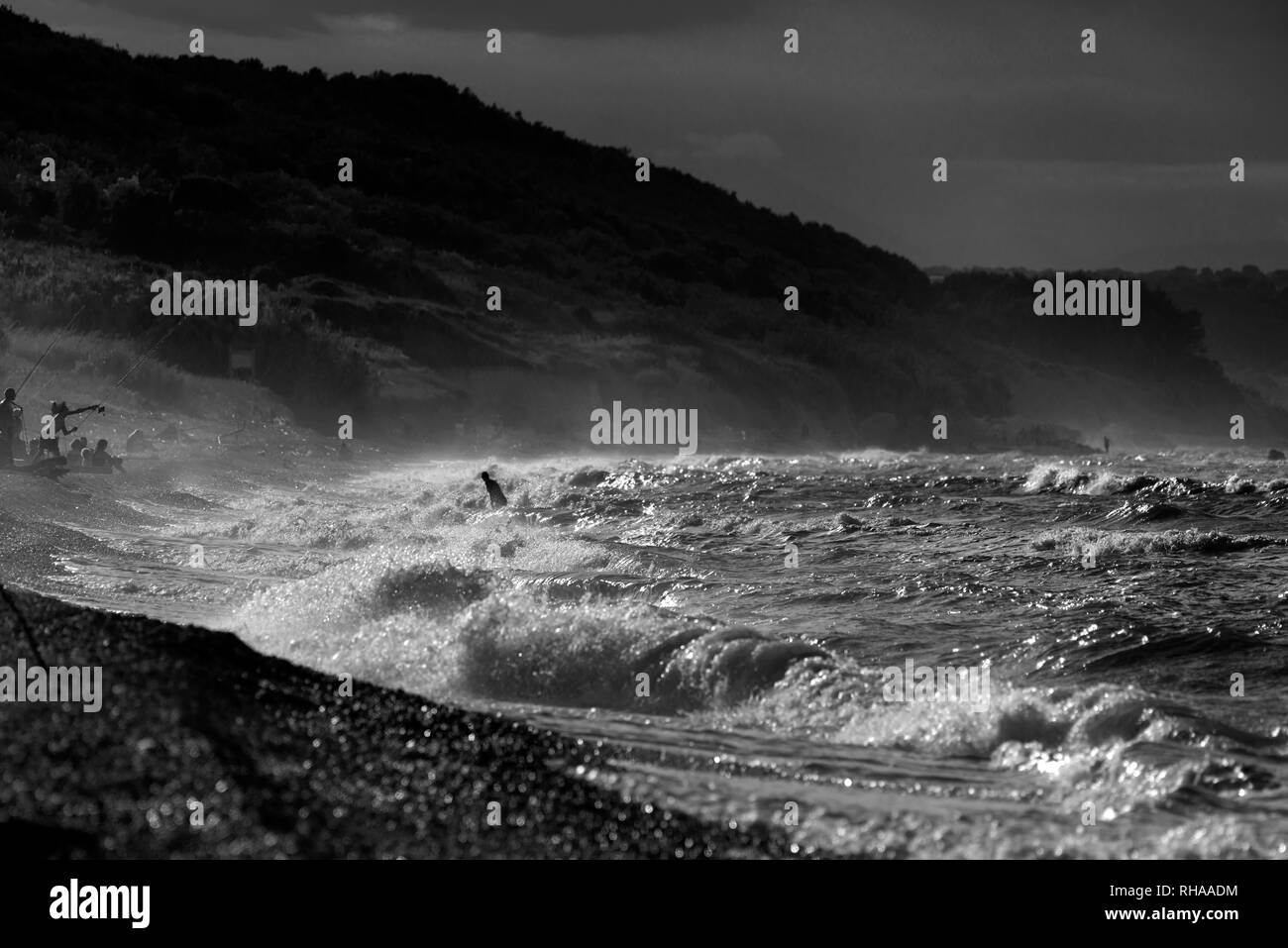 La gente di nuoto nel mare agitato Foto Stock