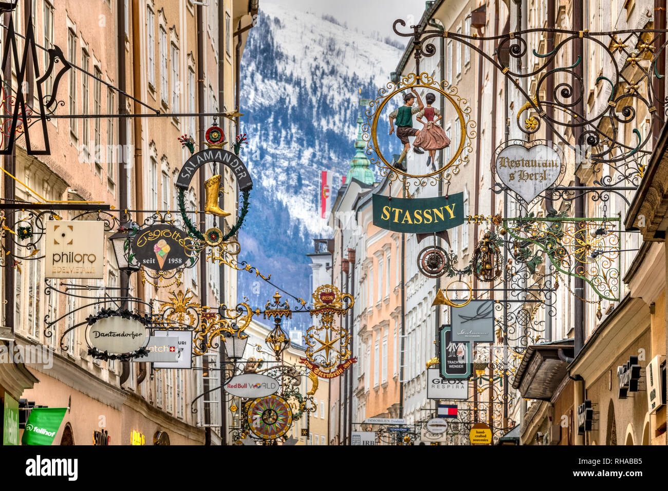 Guild segni, Getreidegasse mall pedonale, Salisburgo, Austria Foto Stock