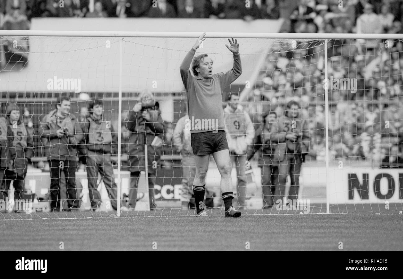 DAVID FROST, OXFORD UNITED V Queens Park Rangers, LATTE CUP VISUALIZZA PEZZO, Football League Cup Final 1986, OXFORD UNITED V Queens Park Rangers, 1986 Foto Stock