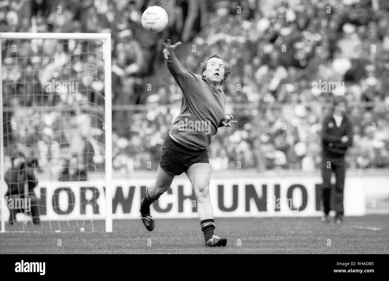 DAVID FROST, LATTE CUP VISUALIZZA PEZZO, OXFORD UNITED V Queens Park Rangers, Football League Cup Final 1986, OXFORD UNITED V Queens Park Rangers, 1986 Foto Stock