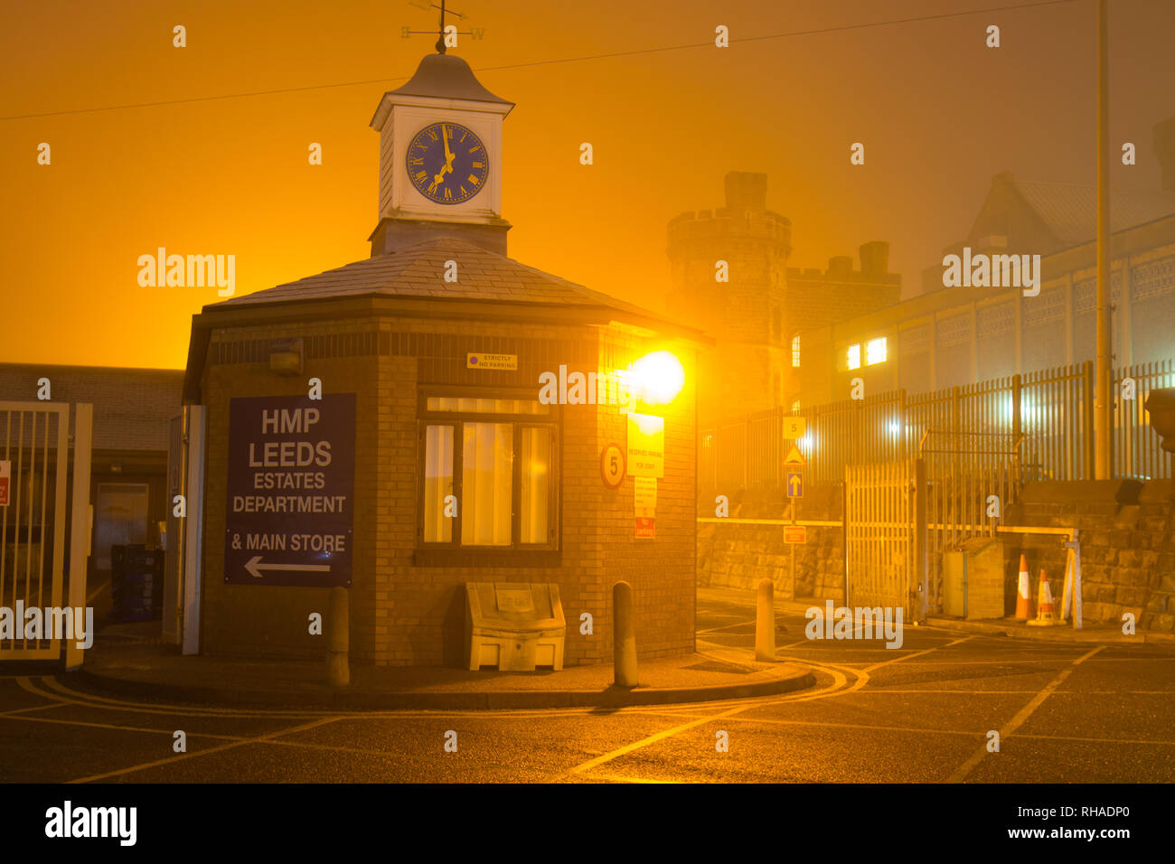 HMP Armley prigione in una mattinata nebbiosa. Foto Stock