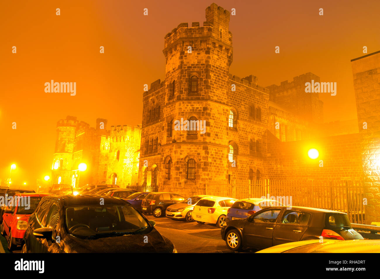 HMP Armley prigione in una mattinata nebbiosa. Foto Stock