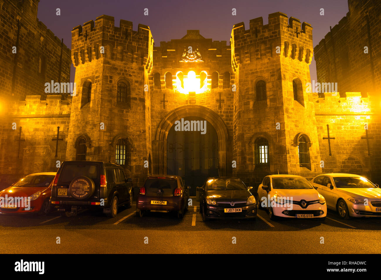 HMP Armley prigione in una mattinata nebbiosa. Foto Stock