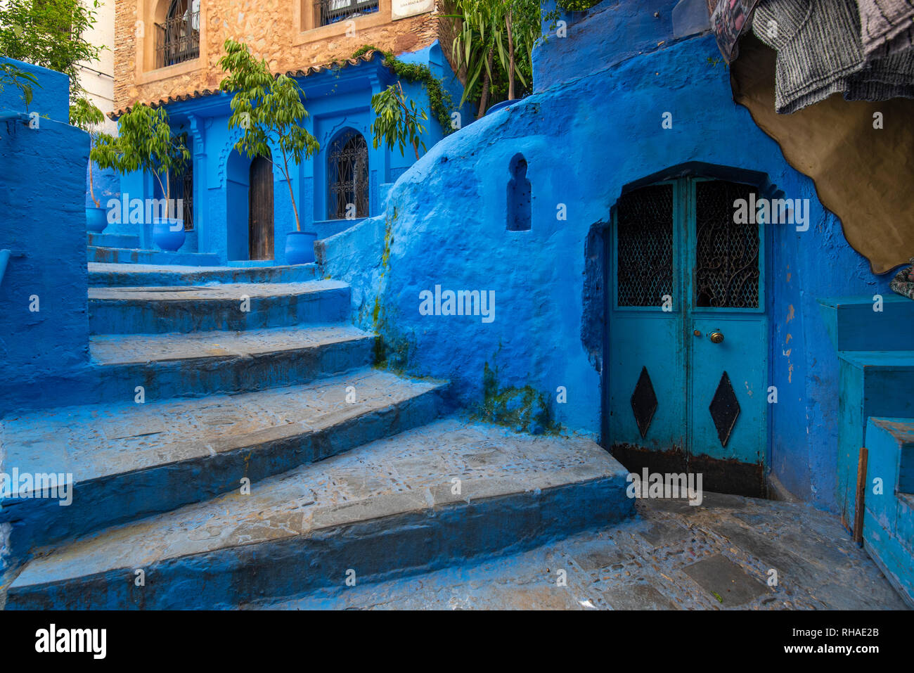 Bellissima vista della città blu CHEFCHAOUEN, Marocco nella medina. Marocchino tradizionale dettagli architettonici e case dipinte e sportello Foto Stock