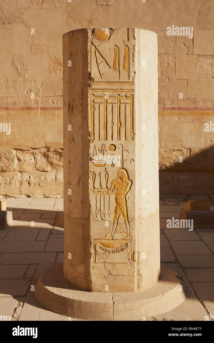 Geroglifici su colonna di piccole dimensioni, il Tempio di Hatshepsut, Luxor, Egitto Foto Stock