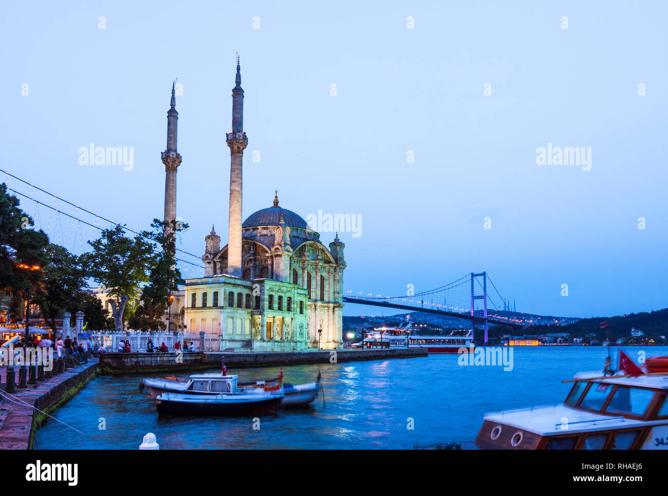 Istanbul, Turchia : Moschea Ortakoy accesa al crepuscolo. Esso è stato completato nel 1856 dall'architetto Garabet Balyan in Besiktas parte del Bosforo Foto Stock