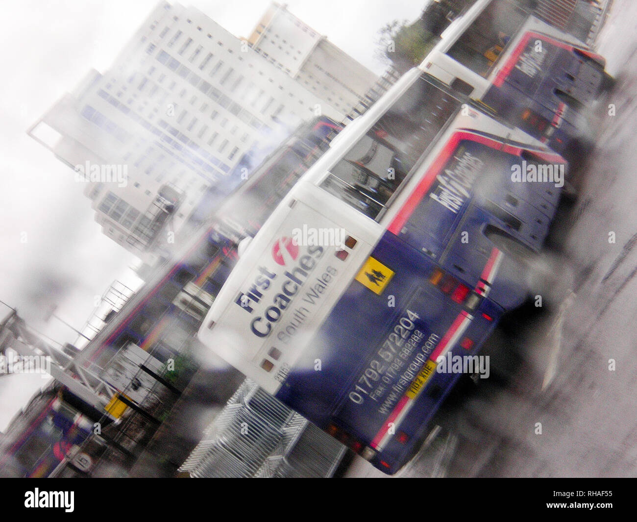 Viaggiare in autobus sotto una pioggia pesante, Cardiff Wales, Regno Unito Foto Stock