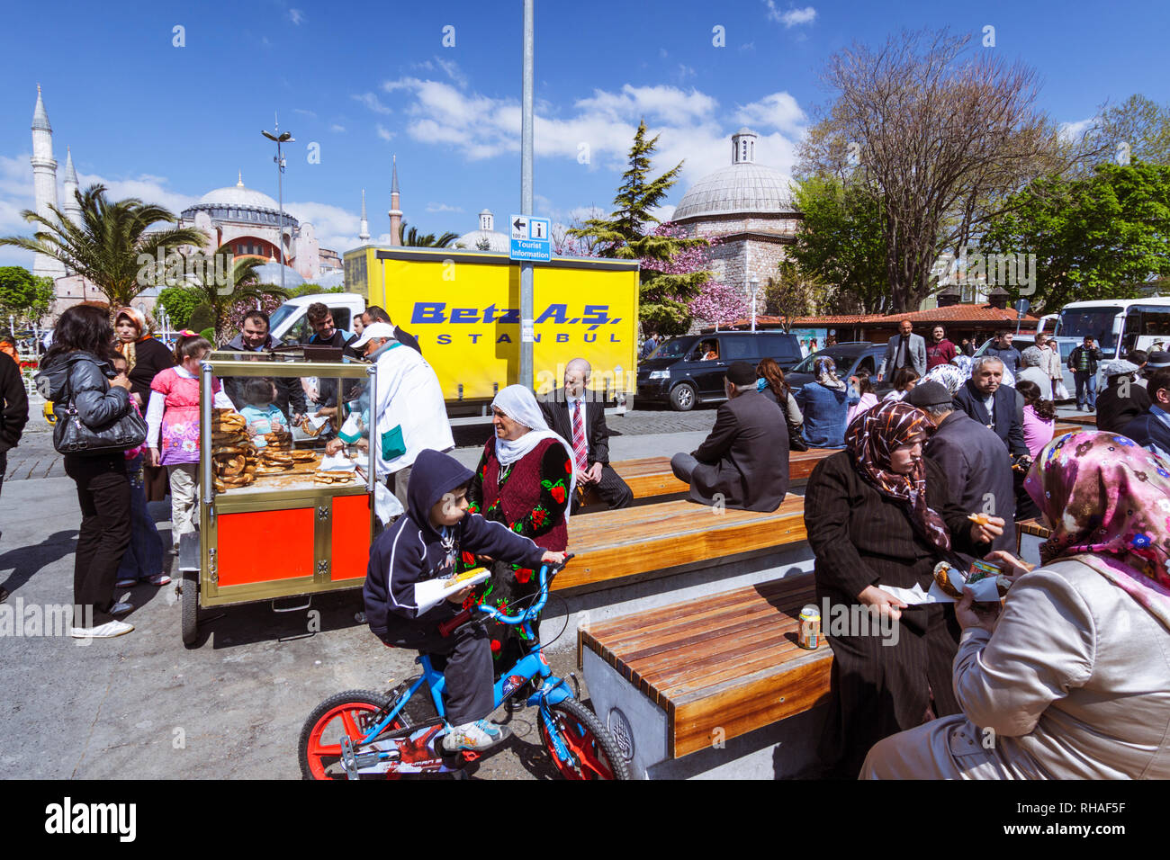 Istanbul, Turchia : persone sedersi sulla piazza di Sultanahmet con Hagia Sophia in background. Foto Stock