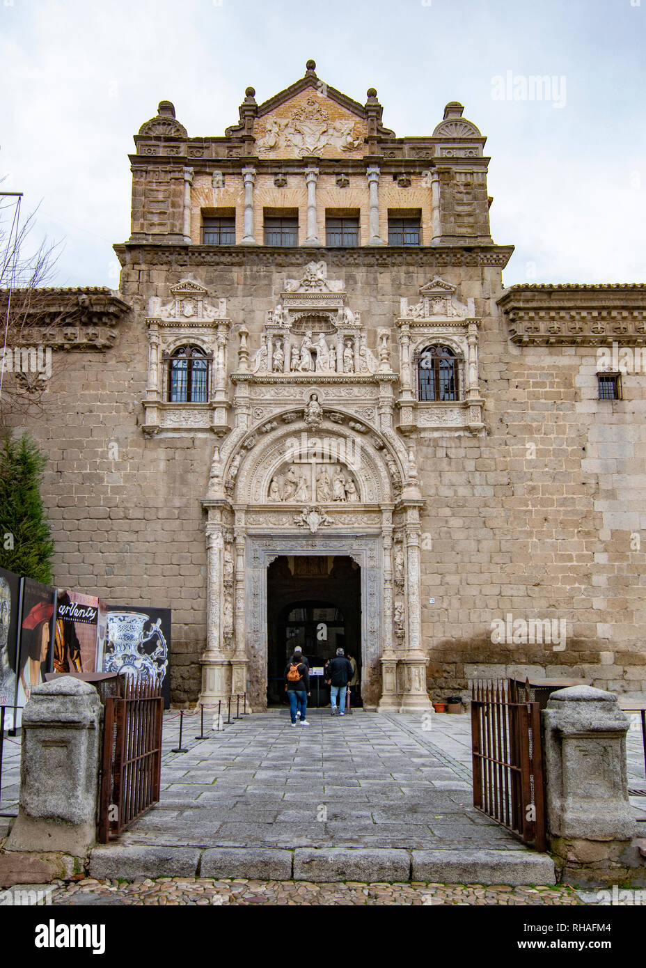 Toledo, Spagna; Febbraio 2017: facciata del vecchio ospedale di Santa Cruz del Cardenal Mendoza, attuale Museo di Santa Cruz de Toledo Foto Stock