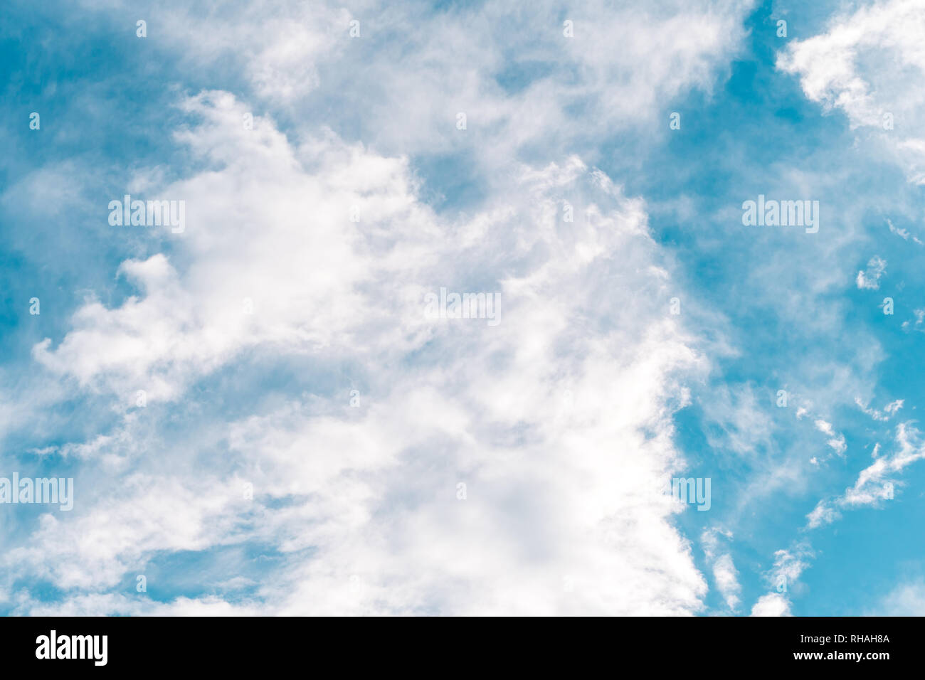 Cielo blu profondo con il bianco delle nuvole, cielo naturale sfondo blu luminoso cielo polarizzato Foto Stock