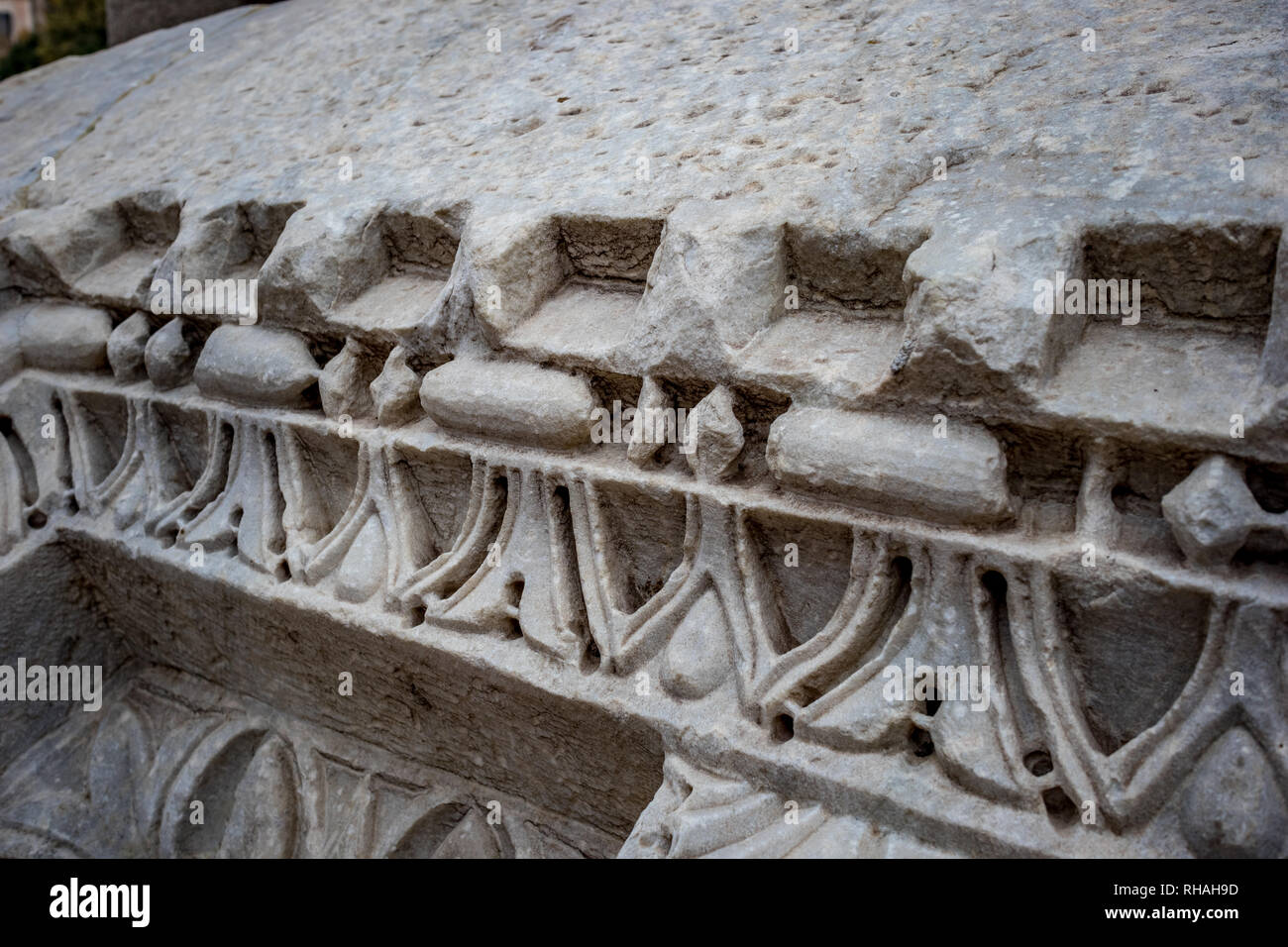 Close-up foto di elementi in marmo degli edifici romani decorazioni architettoniche e modelli di ripetizione in luoghi pubblici sulle strade di Sofia, Bulgaria Foto Stock
