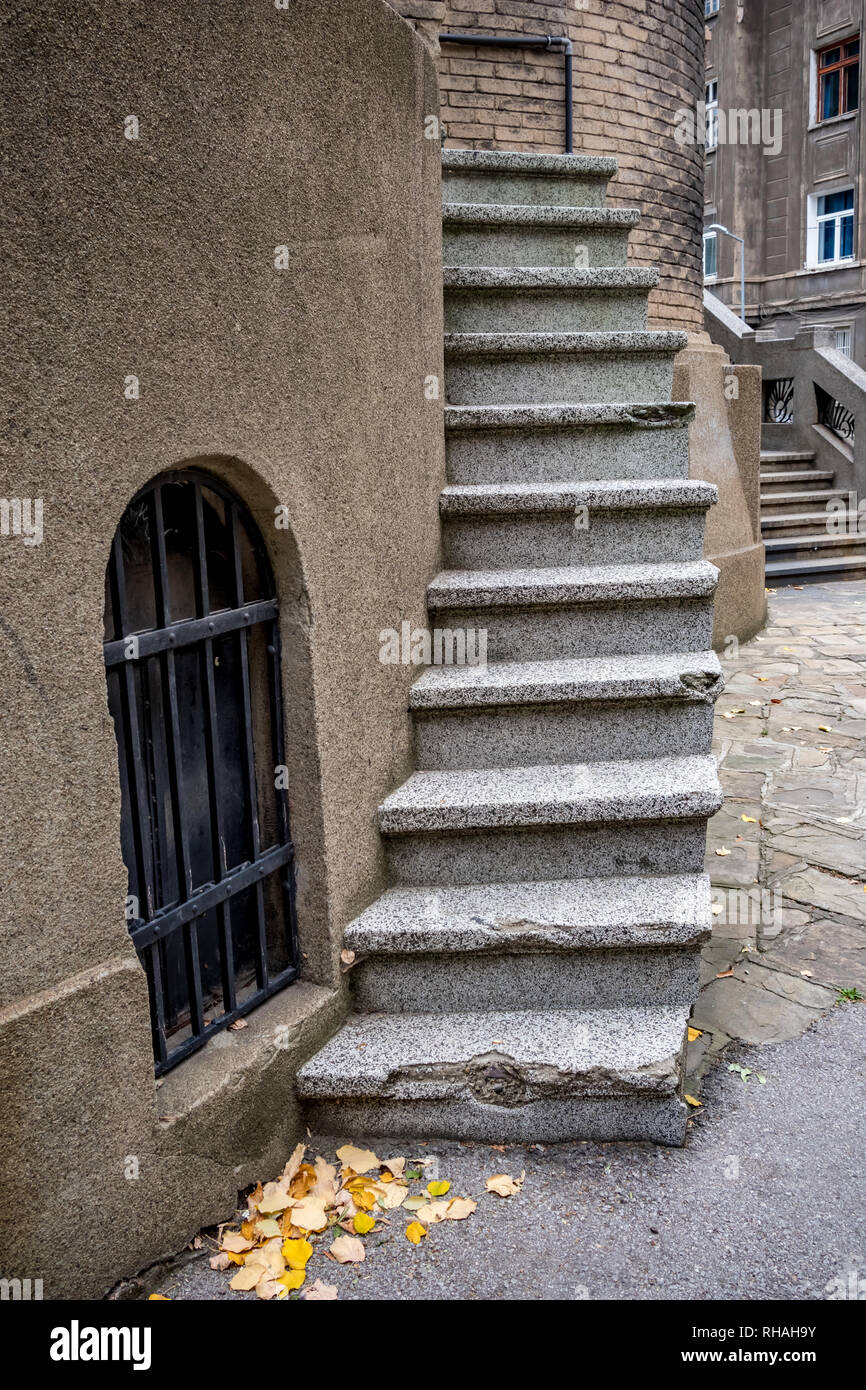 Gradini in pietra del cortile scala di servizio di San Paraskeva chiesa ortodossa, noto con la sua architettura unica e camera rotonda cella come visto da ci Foto Stock