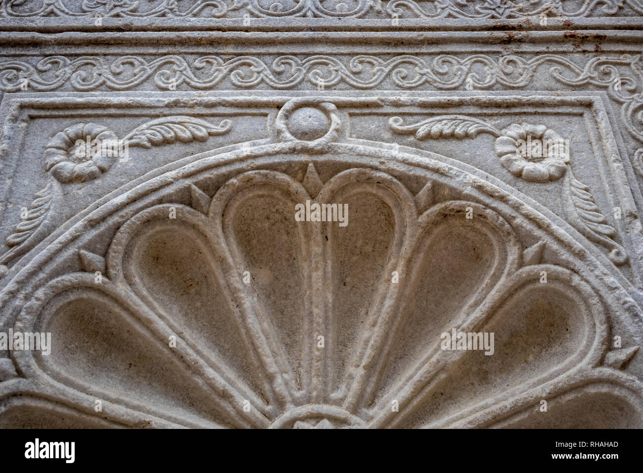 Close-up foto di elementi in marmo degli edifici romani decorazioni architettoniche e modelli di ripetizione in luoghi pubblici sulle strade di Sofia, Bulgaria Foto Stock