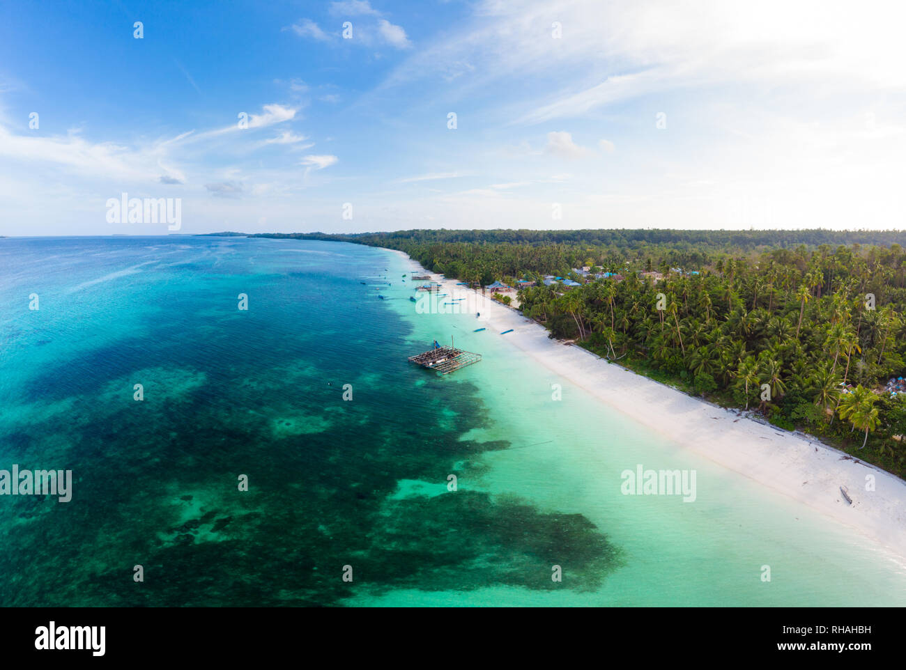 Vista aerea spiaggia tropicale isola corallina mar dei Caraibi. Indonesia Molucche, arcipelago di isole Kei, Banda Mare. Meta di viaggio migliori immersioni snor Foto Stock