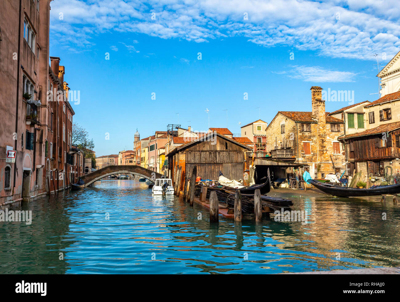 Cantiere a Venezia con cielo blu Foto Stock