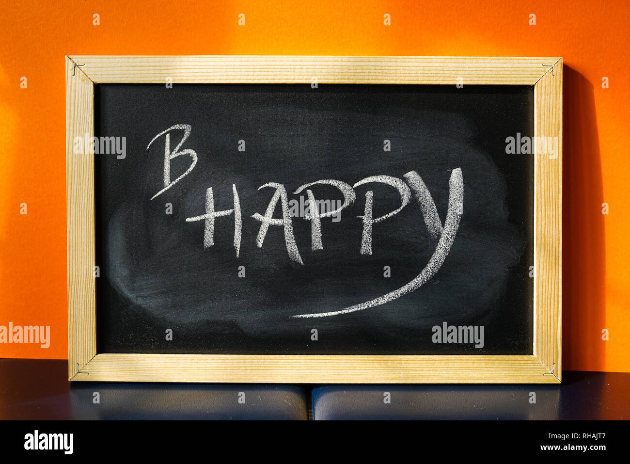 Scheda nero con testo B Happy scritto su Chalk Foto Stock