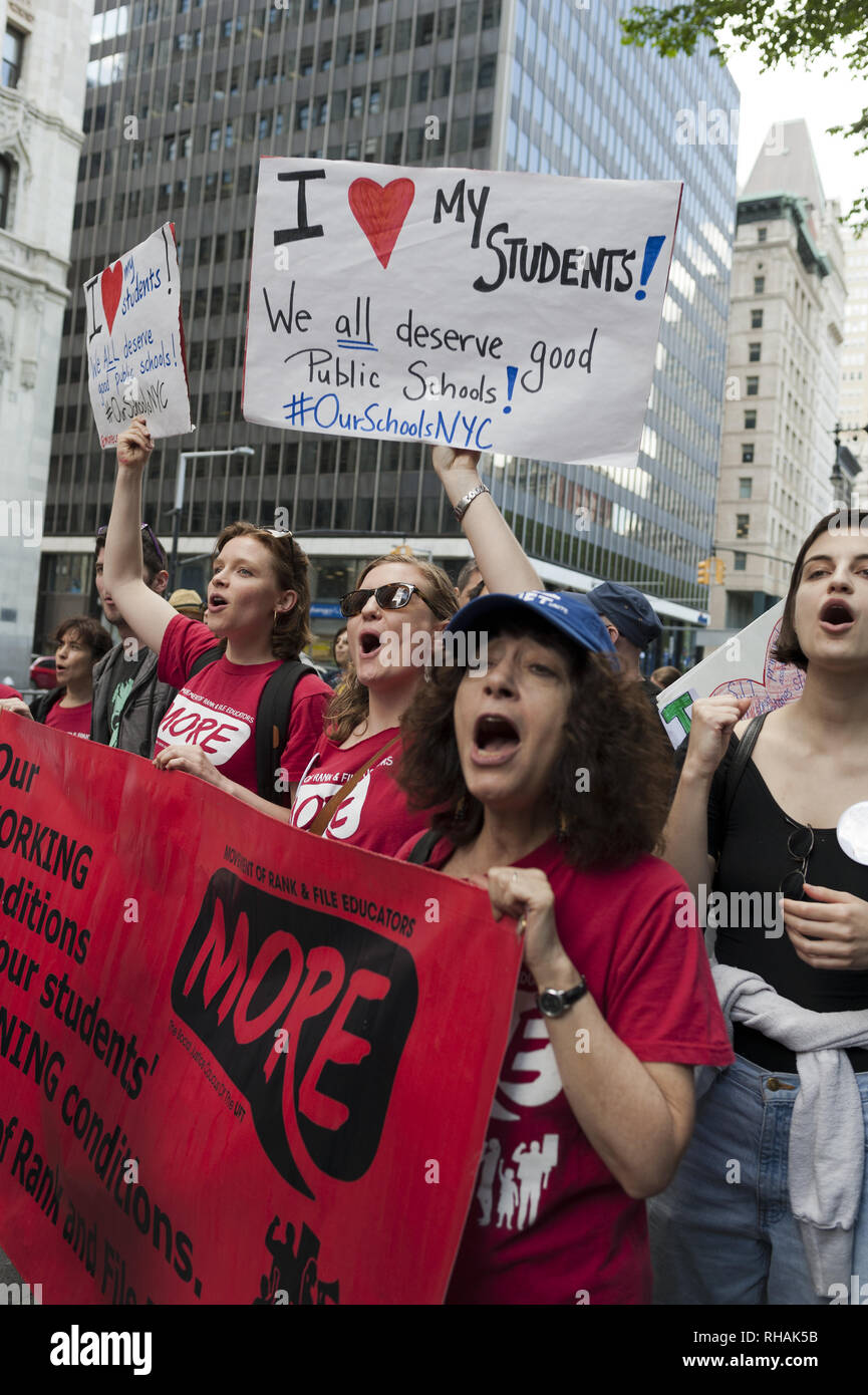 Dimostrazione di NYC scuola pubblica i genitori, insegnanti, studenti e membri della Comunità contro le scuole Charter a City Hall Park di Manhattan il 17 maggio Foto Stock