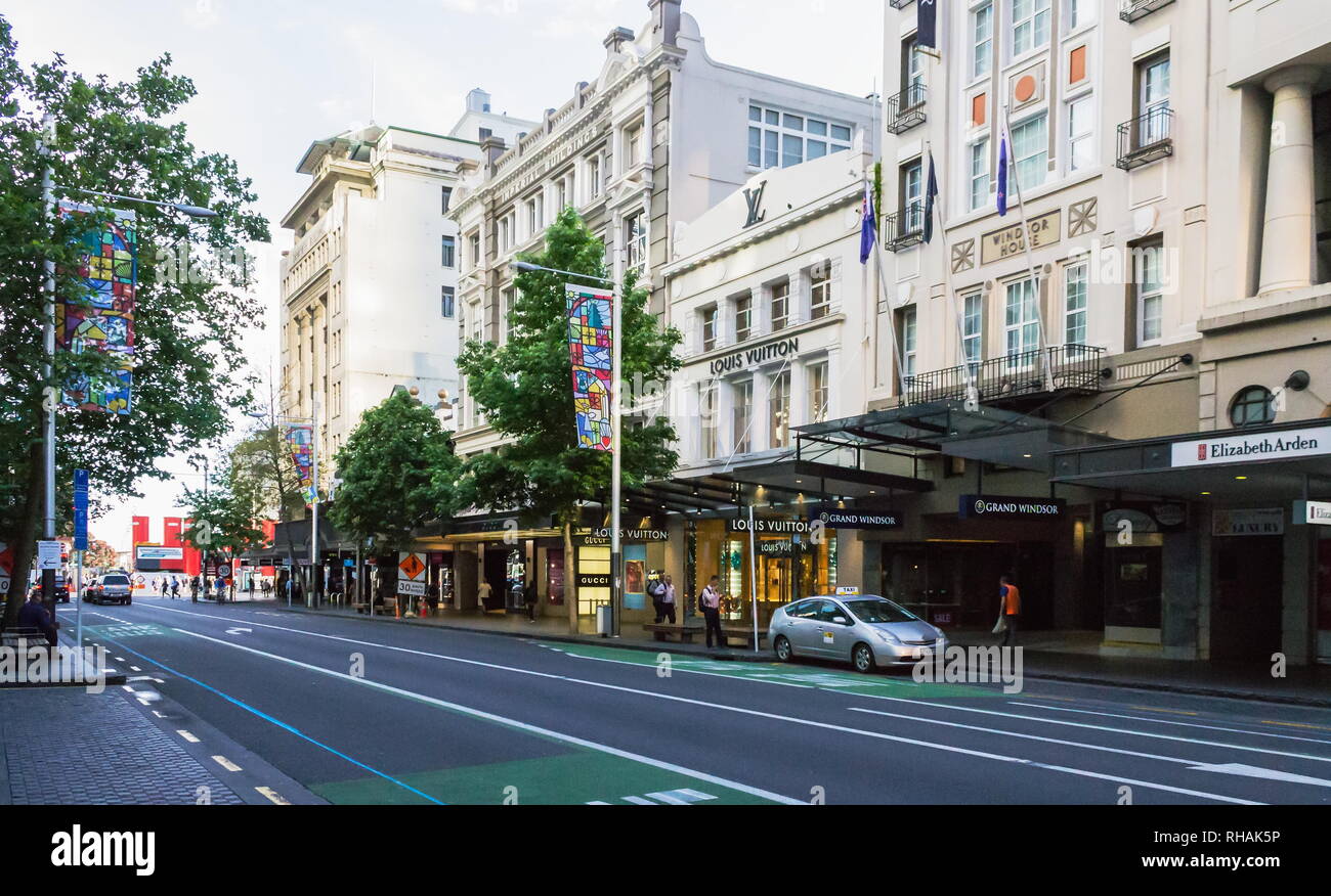 Città di Auckland, Nuova Zelanda - 28 Novembre, 2017: un inizio di mattina dei giorni feriali lungo Queen street nel centro di Auckland. Foto Stock