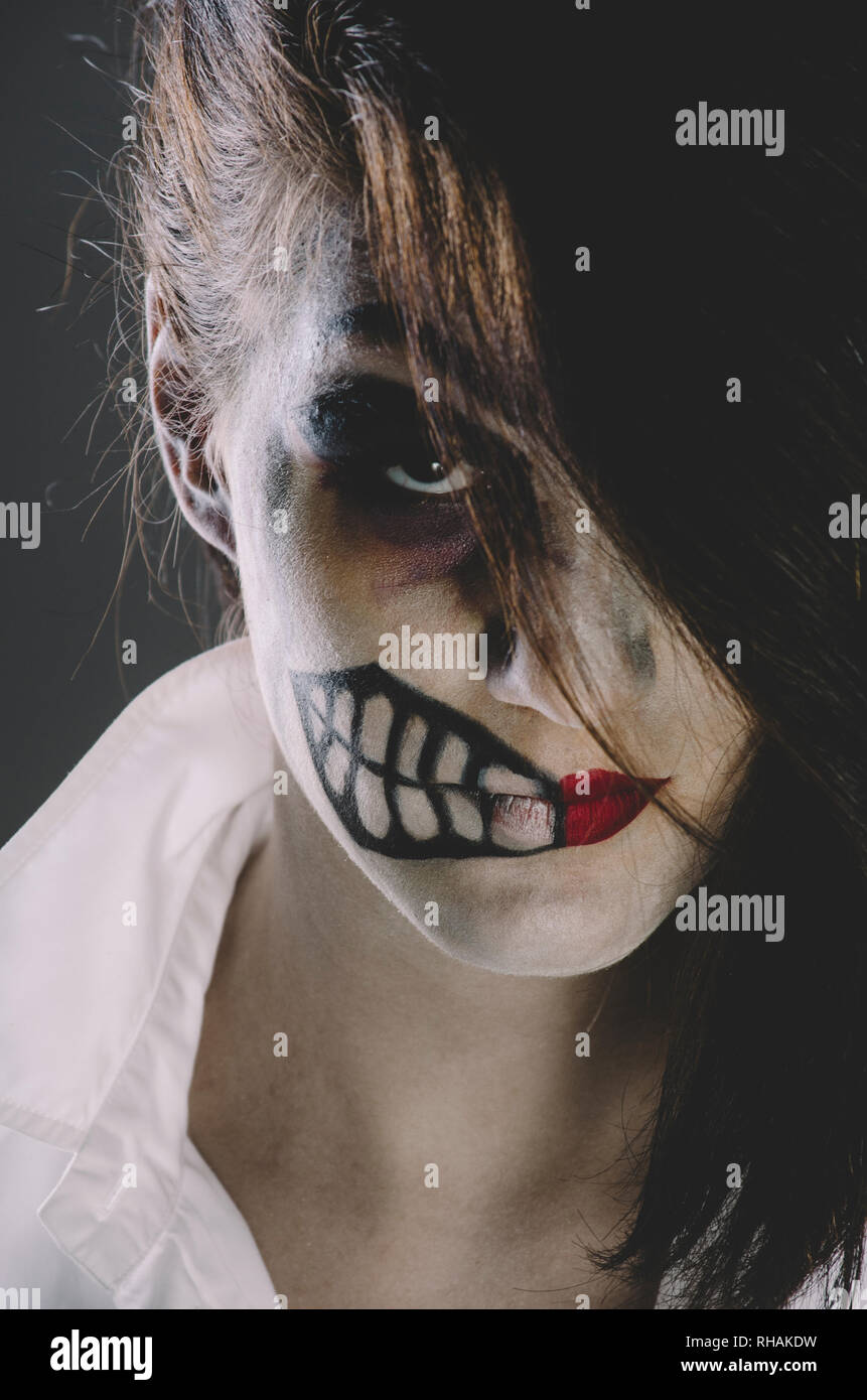Scary donna con Halloween trucco maschera sul viso. Foto Stock