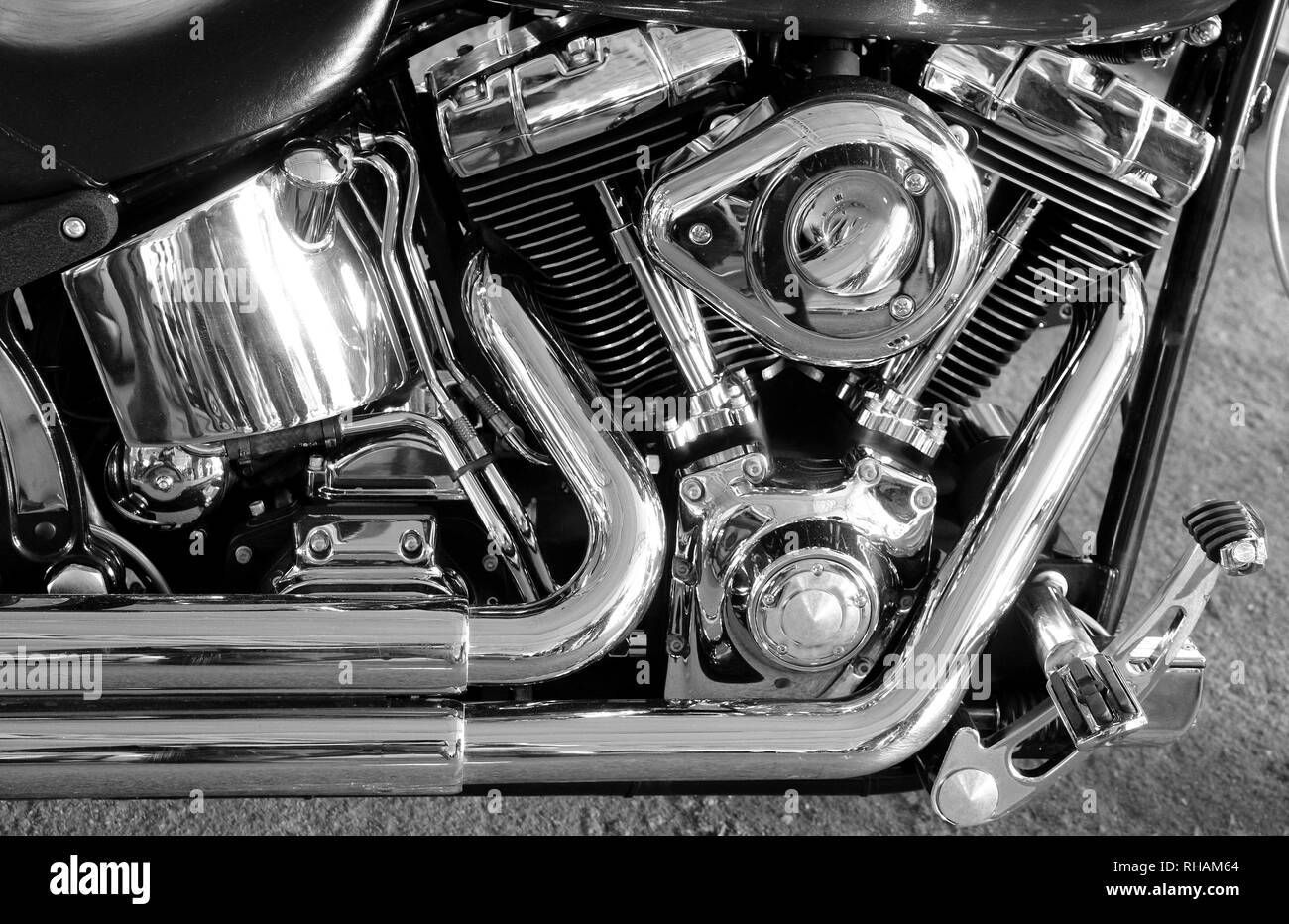 V-Configurazione motore di motocicletta con le parti cromate e tubi Foto Stock