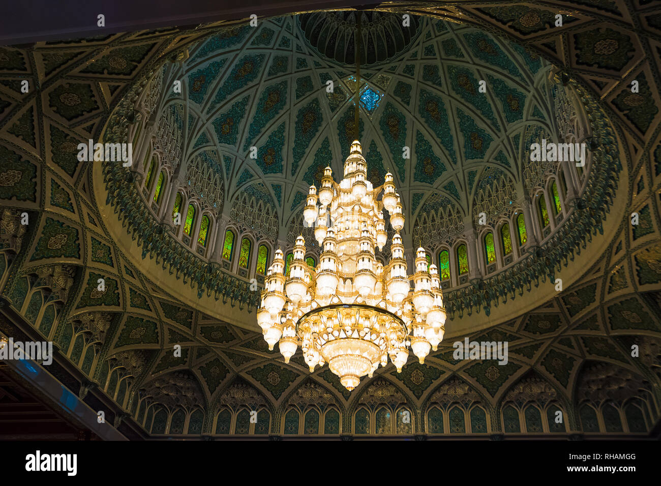 Lampadario illuminato nella grande moschea di Muscat (Oman) Foto Stock