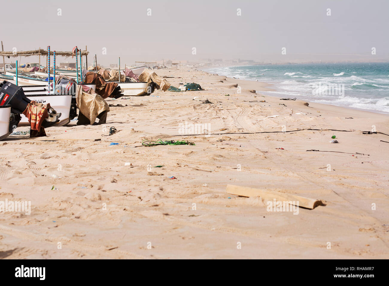 Ras Haladd, Oman - 5 Novembre 2018: mare mosso e barche di pescatori sulla spiaggia senza che nessuno Foto Stock