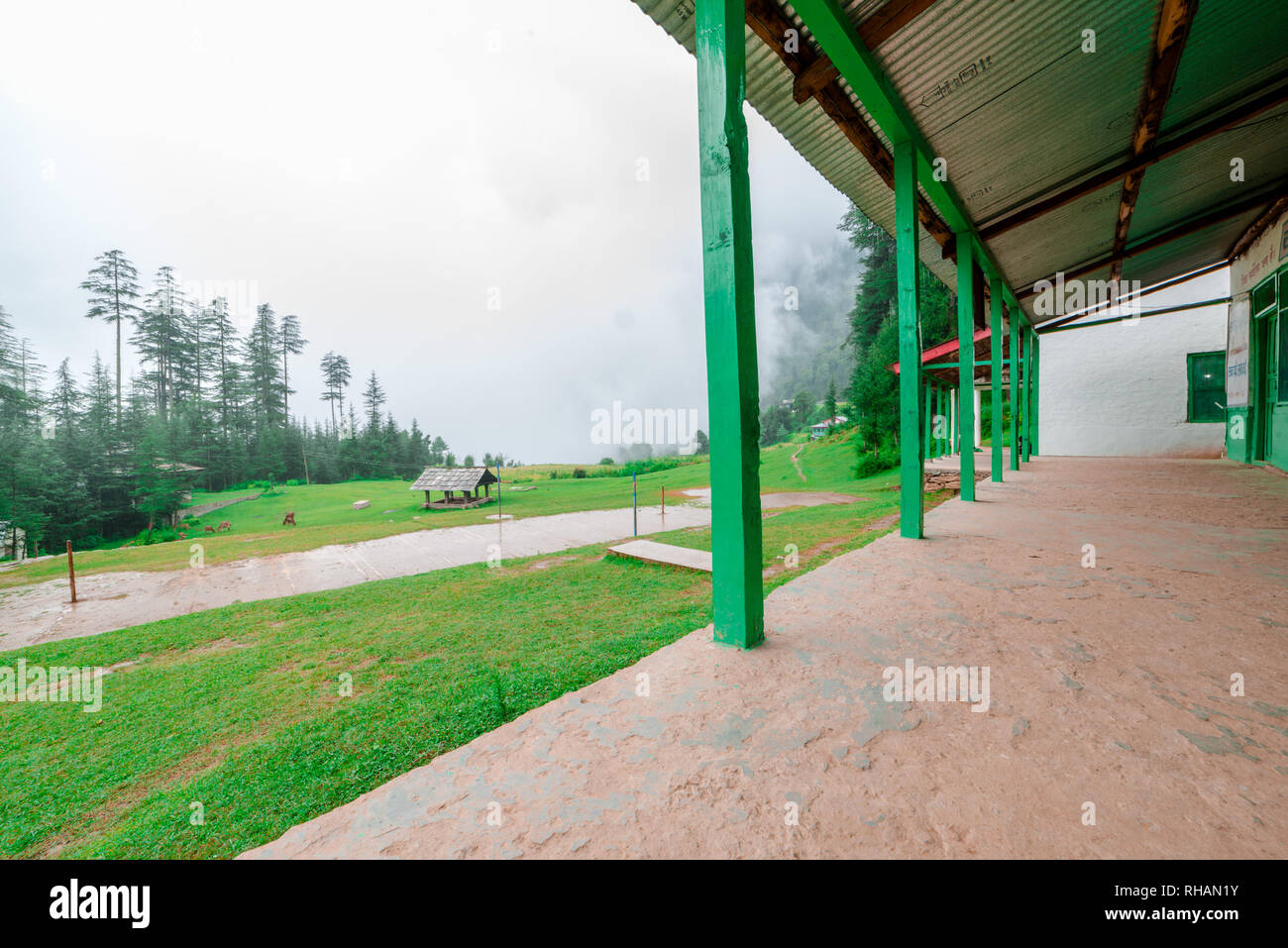Rustico log cabin, parte anteriore portico e giardino in Himalaya, India Foto Stock